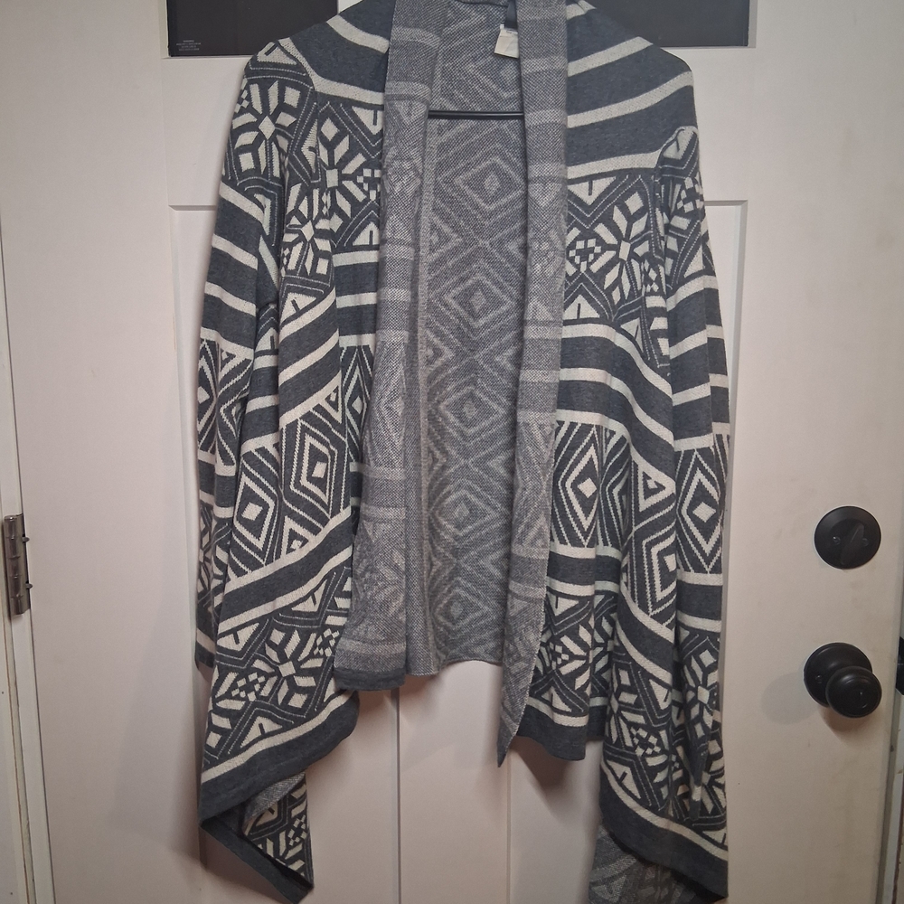 Stylish Gray and White Women's Cardigan